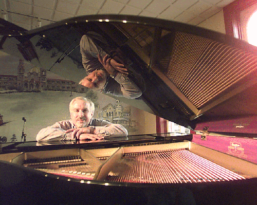 dave at the piano.gif